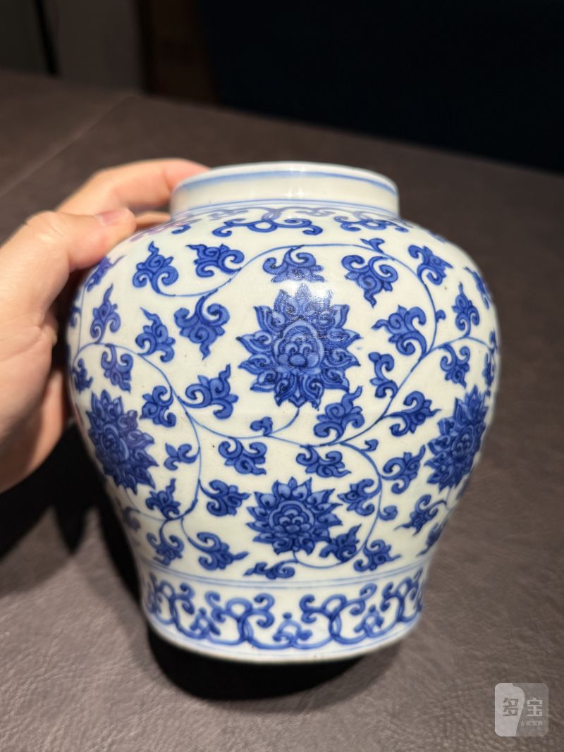 明万历 青花缠枝莲纹罐 - 图8